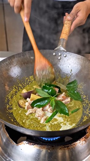 Thai Green Chicken Curry 🥥🌿 | Authentic Thai Recipe | Chef Irshadh #Shorts
