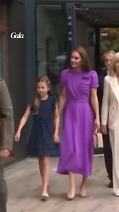 KATE ET CHARLOTTE À WIMBLEDON 🎾 C’est la deuxième apparition publique de la princesse de Galles depuis l’annonce de son cancer en mars. Accompagnée de sa fille Charlotte, 9 ans, Kate Middleton est arrivée à Wimbledon pour assister à la finale hommes opposant Novak Djokovic à Carlos Alcaraz aujourd’hui. L’épouse du prince William a été accueillie par une standing ovation alors qu’elle rejoignait sa place. — #katemiddleton #princessofwales #princesscharlotte #wimbledon | Gala