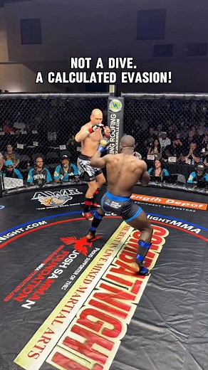 A for effort! ••••••••••••••••••• If the options are get hit on one foot or dive to the ground. Theres a third option but it's a little less viable.what would you do? Follow us for more MMA highlights! @combatnightmma #mma | Combat Night
