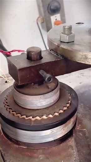 The process of pressing an object with a press machine to print according to shape #shorts