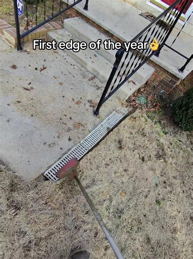 Had to define his beds #SpringSeason #LawnTok #fyp #WorkTok #landscaper