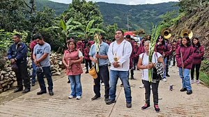59K views · 804 reactions | Increíble como la "gozona" se sigue practicando en nuestros pueblos, un hermoso intercambio musical拾❤️ | La neta del rancho | Facebook