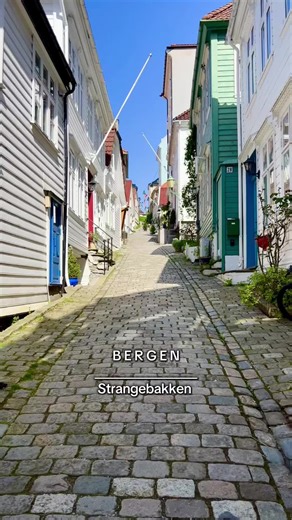 Wandering through the alleyways of Nordnes is like stepping into a living postcard. It’s arguably the most «hyggelig» part of Bergen, where the city’s pulse slows down to a rhythmic stroll over cobblestones. The Charm of Nordnes & Strangebakken: • Intimate Atmosphere: The narrow «smau» (alleys) create a quiet, secluded world. Between the white-washed wooden houses and overflowing flower pots, you feel a deep sense of peace. • Strangebakken: As you walk up this particular street, you’re experienc