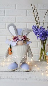 Give your cans a second life! ♻️ In this tutorial, I’ll show you how to turn ordinary tin cans into a cute spring gnome. An easy, eco-friendly, and stunning project to decorate your home. 🌸✨ ​What do you need? Cans, polka dot fabric, felt, and lots of love. Check out the step-by-step! 👇 ​ #Upcycling #GnomeDIY #RecycledCrafts #SpringDecor #Handmade #EasterCrafts #fblifestyle | DecoFlor