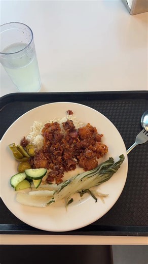 Come with me to claim another FREE lunch at work. Today we have sweet and sour chicken, white rice, and bok choy. It was so good I grabbed another bowl later. #americanlunch #americanfood #freefood #freelunch #jalepeno