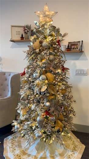 A lot of people have asked how I decorated a tree that has a star on top instead of a topper. This is a tree from last year. The client wanted a star and that’s what we delivered! We loved her. Both the tree and the client.❤️ #christmastreedesigner #christmasdecor #tips #tutorials | Deck.your.decor