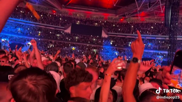 OASIS LIVE ‘25 CIGARETTES AND ALCOHOL WEMBLEY 27/09/25 🎸🤘🏻#oasislive #wembleystadium #cigarettesandalcohol #wembleyvibes #crowd