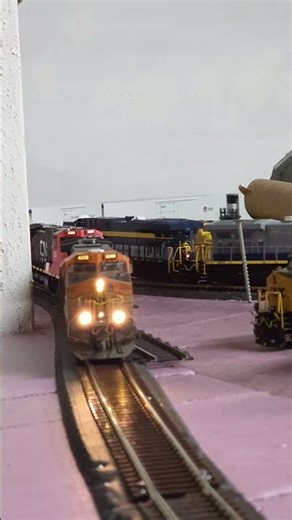 CSX 1869 Passes an H2 BNSF C44-9W In HO Scale