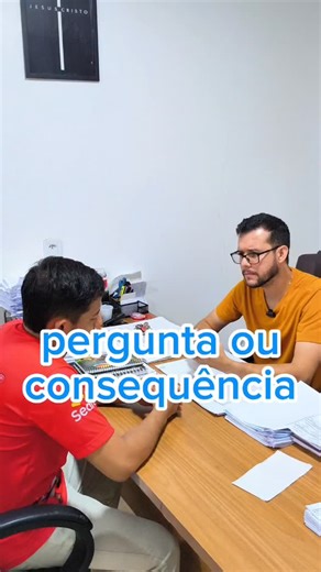 🦜❤️SACOLÃO DONA CLARA 💚🦜 on Instagram: "Quando o funcionário acha que vai ganhar um iPhone 17… 📱😎 Mas esquece que a pergunta é pegadinha 😭🤣 Resultado: sem iPhone e com trauma eterno 😂😂 #MemeDoDia #HumorBrasileiro #ExpectativaVsRealidade #FuncionarioSofre #PatraoRaiz MemeEngracado ReelsBrasil Viral Humor RirPraNaoChorar Trending"