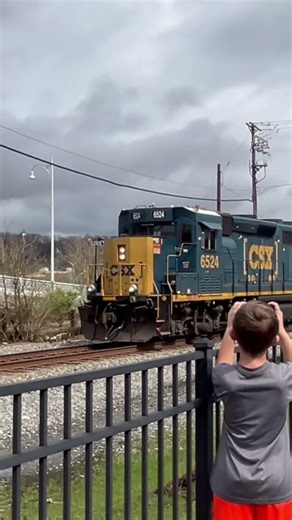 CSX local through homestead with a nice crew giving a horn show