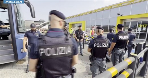 Immigrazione, 23 cittadini egiziani rimpatriati a Il Cairo con volo charter - Il Tempo