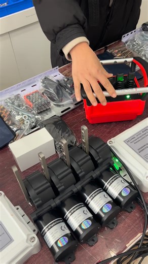 Wireless remote controller for crane and folding arm crane, good micro-motion, simple installation, waterproof, remote control distance of 500 meters, 4-channel wireless remote controller and 5-channel wireless remote control proportional valve.#crane #cranetruck #cranes #craneoperator #cranelove #cranework #cranelife #cranesafety #craneindia #driver #reels #viralreels #tata #hitachi #ashokleyland #volvo #volvotrucks #icb #Fassi #Palfinger #HMF #Effer #PM #UNIC #transport #hydraulic #vinc #kren 