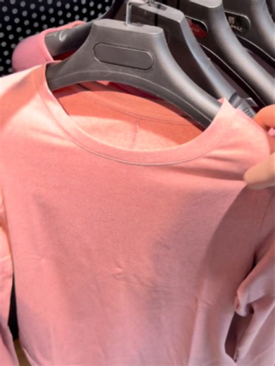 Exquisite loose long-sleeve tops for women, stylish, lightweight and versatile for any occasion. #WomenLongSleeve #LooseFitTop #ElegantApparel #LadiesCasualWear #LightweightTop #FashionLongSleeve #RefinedStyle #VersatileOutfit