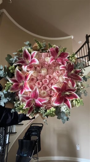 Isabel Hernandez on Instagram: "in love with lilies 🌸 - - - Support our small business by placing a local order in Houston Dm or text 📞‪(346) 589-9899‬ to order We deliver in all Houston area - - #supportsmallbusiness #hellokitty #houston #smallbusiness #romance #love #floristsofinstagram #hellokittylover #basket #basketideas #lilies #ramobuchon #florist #forher #lily #trendingreels #reelsofinstagram #hellokittyfinds #relationships #relationshipgoals #trucksofinstagram #explorar #explorepage #