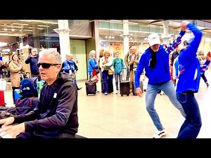 Commuters Dance To Boogie Woogie Piano - Crowd Delighted