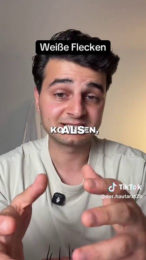 Weiße Flecken am Rücken? Das könnte eine Pityriasis versicolor alba sein. Sie entsteht, wenn sich Hefepilze der Gattung Malassezia auf der Haut übermäßig vermehren und die Pigmentbildung blockieren. Zur Behandlung eignen sich antimykotische Wirkstoffe wie Ketoconazol oder Ciclopirox als Creme sowie Epi-Pevaryl Lösungen. Eine unkomplizierte Option für größere Areale sind Ciclopirox-haltige Shampoos, die es bereits in der Drogerie gibt – diese einfach unter der Dusche wie eine Waschlösung nutzen.