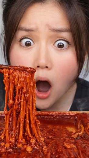 Foodie Mumi on Instagram: "“The SPICIEST Enoki Mushrooms Ever Tried 🔥😱”"