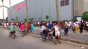 27K views · 248 reactions | DOUALA GRAND MALL - Carrefour Market- Il faut bien manger pour avoir de l'énergie avant de venir se mettre en rang et espérer être à l'intérieur Vidéo : Haman Cameroun | Haman Cameroun Officiel | Facebook