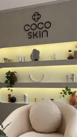 Coco Skin Dermatology Aesthetics (@cocoskinaesthetics) just became our new bestie clinic in the north! Located at the 5th floor of the IMC Building in Diliman, Quezon City, the clinic’s vision was founded by board-certified dermatologist Dr. Coreen Copuyoc (@coreenmd). It offers a variety of treatments tailored to each patient’s needs and can be further personalized based on consultation results. The interior, featuring modern tiles and wooden accents, creates an inviting atmosphere—perfect for 