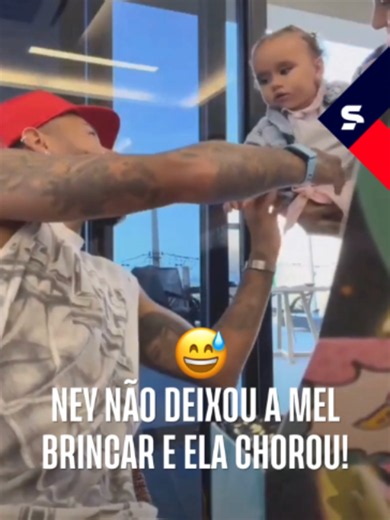 PODE MEXER COM TUDO... MENOS COM AS CARTINHAS! 😂🥹 Neymar não deixou a pequena Mel brincar com as cartas de Pokémon... e a reação foi o choro na hora! 😅💙 O momento divertido entre pai e filha arrancou risadas nas redes sociais. *Contém texto alternativo #BrasileirãoNoSportv #Neymar #Mel #Santos #Pokémon