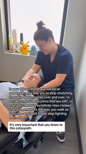 Most people keep stretching the same “tight” areas because they feel tight — but tightness isn’t always a muscle problem. Often it’s a joint that isn’t moving, a nervous system that’s bracing, or a movement pattern that keeps pulling your body out of balance. Here’s what an osteopath is really telling you in this video: ✨ If the joint is stiff, the muscle will stay tight. Your hips, ribcage, pelvis, and ankles need mobility. When even one of them stops moving well, your muscles take over the wor