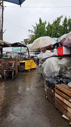 #AccraDecongests- Day 3 Mayor of Accra, Ablekuma Central MCE storm #Kaneshie Market enclave. | Accra Metropolitan Assembly
