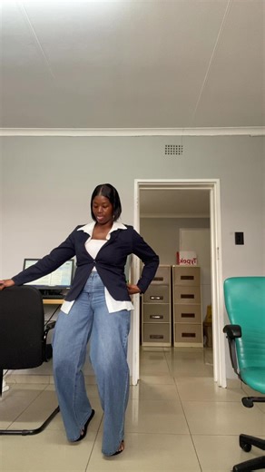 low effort but these jeans are tight also 😭🚶🏽‍♀️ dc: @mastar🤹🏾 #fyp #koketsokhunong