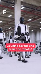 Ce n’est plus de la science-fiction : c’est ce qui se passe en Chine aujourd’hui ! Ubtech Robotics, le fabricant chinois à l’origine du Walker S2, assume totalement cette mise en scène qui évoque une véritable armée de machines. 🤖 L’entreprise voulait frapper fort et montrer sa capacité à produire des humanoïdes en masse, quitte à jouer avec l’imaginaire dystopique du public. Pourtant, cette chorégraphie spectaculaire détourne l’attention de l’essentiel : les capacités réelles du Walker S2. Cet