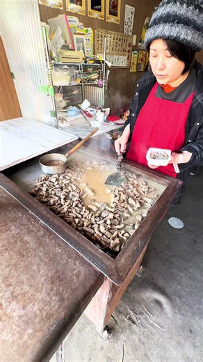 尼崎中央商店街の外れにあるホルモン焼「鹿児島屋」は 知る人ぞ知る名物「豚ホルモン」の名店🔥🔥🔥 ホルモン焼き450円(撮影当時) ______________________________________ ホルモン焼 鹿児島屋 兵庫県尼崎市玄番北之町21 阪神尼崎駅から徒歩約13分 出屋敷駅から396m 営業時間 11:00～19:00 無休 不定休 Located on the outskirts of Amagasaki Central Shopping Street, the yakitori restaurant