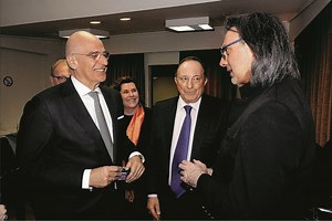 Η παρέλαση στο Σύνταγμα και το πρώτο μήνυμα Τασούλα - ΤΑ ΝΕΑ