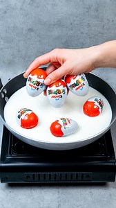 Oubliez les recettes difficiles ! Un gâteau que même les enfants peuvent faire ! Ingredientes biscuits à la vanille : 300 g oeufs en chocolat Kinder: 3 pc lait: 100 ml sucre: 100 g amidon: 50 g farine: 50 g lait: 1 l beurre: 50 g essence de vanille: 5 ml sucre: 50 g amidon: 20 g cacao: 20 g lait: 300 ml oeufs en chocolat Kinder: 1 pc mandarines: 3 pc eau: 1 l sucre: 70 g jus de citron: 15 ml infusion de thé: 50 ml citron: 1 pc | Cookrate - France