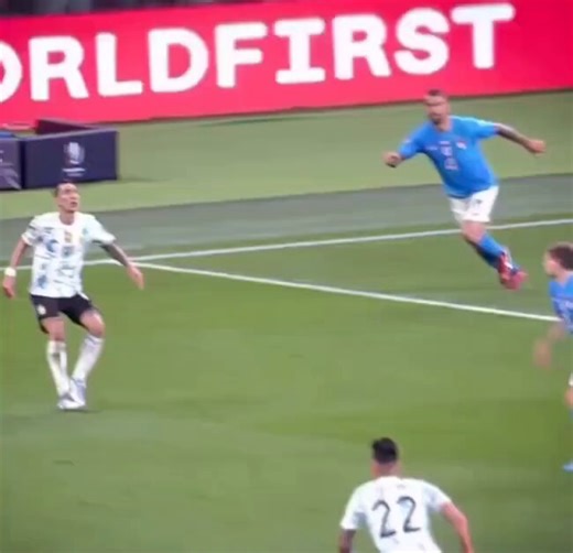 Ángel Di María really had the ball spinning on his head while scanning his surroundings.👀Unbelievable.👏