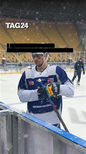 In knapp 24 Stunden steigt das DEL Winter Game 2026 zwischen den Dresdner Eislöwen und den Eisbären Berlin (Samstag, 17 Uhr). Der Wintereinbruch am Freitagmorgen stellt den Veranstalter vor einige Herausforderungen. Welche das sind, verrät Eva Wagner (36) von der Sportwerk GmbH im TAG24-Interview. #del#wintergame#tag24news | TAG24 Dresden
