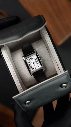 Silencioso. Geométrico. Atemporal. Frederique Constant Carrée Small Seconds.