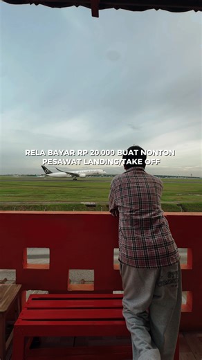 Spot Lihat Pesawat Landing di Rumah Oren CGK