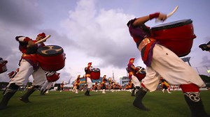 Do you miss Okinawa’s summer feature Eisa? We’d like to share with you an archive from The All-Okinawa Eisa Festival. Unfortunately, this year’s festival was cancelled, but let’s keep our hopes high for the day when we can enjoy real vibrant Eisa sound! Until then, we hope you enjoy the video. [Recorded in 2017] Eisa: https://bit.ly/2RI2d4y | Visit Okinawa Japan