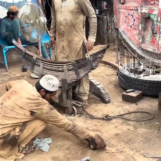 3.4K views · 38 reactions | Repair heavy truck rear suspension leaf spring measurement fitting step by step guid @pk mechanic | Luciano Franklin | Facebook