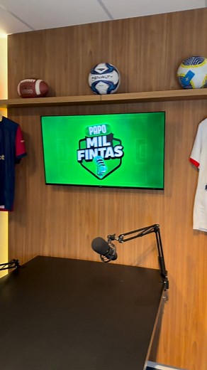 Chegou o PAPO MIL FINTAS — o novo quadro do nosso canal, todo sábado às 11h no YouTube! 🔥 Aqui o papo é reto, leve e cheio de futebol, polêmicas e muita resenha boa! 😎⚽ 👉 Se inscreve no canal, ativa o sininho 🔔 e vem acompanhar com a gente esse bate-bola que promete render MUITO assunto! #PapoMilFintas #MilFintas #Futebol #ResenhaDeBoleiro #PolêmicaBoa #FutebolÉResenha #YouTubeEsportivo | Mil Fintas