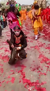 The Yingge dance, or dance to the "hero's song," is a popular folk art form combining opera, dance, and martial arts. Originating from the Ming Dynasty (1368-1644), it is often performed during traditional Chinese festivals in Chaozhou and Shantou of south China's Guangdong Province. In 2006, it was listed as one of the first batches of China's national-level intangible cultural heritages. #chineseintangibleculturalheritage #traditionalart #chinafolkculture #dance #parade Credit to Dr.D on Douyi