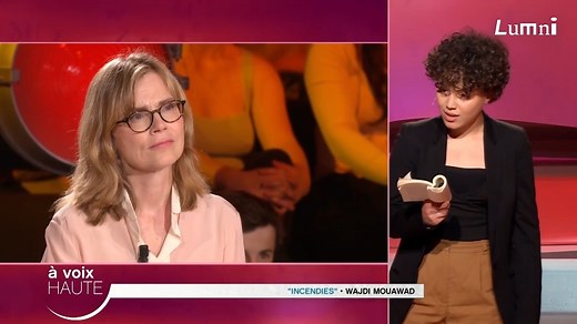 📢L'une des deux gagnants du concours Si on lisait à voix haute, Emma Kouloumba-Liefooghe, élève de terminale au lycée Charles de Foucauld à Paris, lit un extrait d'Incendies de Wajdi Mouawad. Cette lecture choisie par Emma a permis à la lycéenne de convaincre le jury du concours lancé par La Grande Librairie, composé d'Isabelle Carré, Annick Cojean, Daniel Pennac et Eric-Emmanuel Schmitt, et de remporter, ex aequo, la finale du concours, catégorie « lycée ». Toutes nos félicitations ! ▶Pour déc