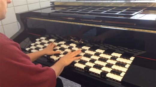 Major 13 voicing on a von Jankó keyboard