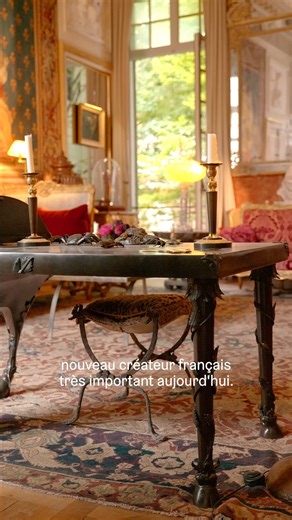 L'architecte d'intérieur vit dans cet hôtel particulier rempli de trésors artistiques, à Paris #jacquesgarcia #hometour #admagazine #architecturaldigest #appartementparisien | AD France