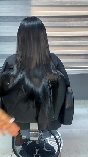 Clienta feliz con extensiónes con frontal 13x6 en cabello seminatural de fibra orgánica 🩷. RECUERDA : Tenemos disponibles todas las fibras CONTACTANOS : 3122033519 | Angels cabellos