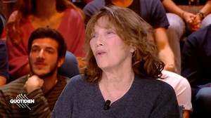 Sur le plateau de #Quotidien, Jane Birkin, disparue aujourd'hui à l'âge de 76 ans, avait choisi de revenir sur ce moment fort de sa carrière où elle avait défendu « La pirate », film critiqué à l'époque pour ses scènes d’amour lesbien avec l’actrice Marushka Detmers 📷 | Quotidien avec Yann Barthès