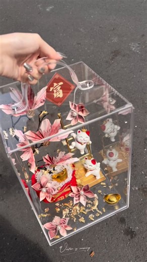 馨花閣·花藝設計｜高雄花店｜花藝課程教學 on Instagram: "招財貓排排站 迎財、接福、招好運 新年第一份喜氣，就從這裡開始 🧧✨ *皆可客製化色系/金額 訂購|詢問商品可以直接小盒子 官方LINE：@877ycxeg - 高屏地區有外送服務 急單不收急單費 #高雄花店 #高雄花藝 #高雄有錢花 #永生花束 #有錢花蛋糕 有錢花 花店 香皂花 香皂花束急單花束母親節520花束七夕花束鈔票聖誕樹 聖誕節"