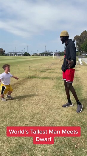 World’s Tallest Man Meets Dwarf - Unbelievable Encounter