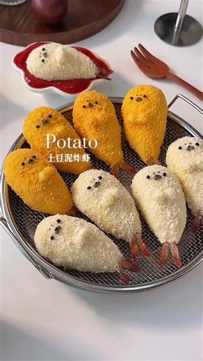 เที่ยงแล้วทำมันบทไส้กุ้งทอดอุ๋งๆสุดคิวท์กัน#viral #food #dessert #fypシ #fyp เนื้อกุ้ง, เหล้าจีนปรุงอาหาร 1 ช้อน, พริกไทยดำ, เกลือพอประมาณ คลุกเคล้าให้เข้ากัน หมักทิ้งไว้ 10 นาที มันฝรั่งนึ่งสุก ใส่เกลือและพริกไทยดำ บดให้ละเอียด ใส่แป้งข้าวโพดพอประมาณแล้วนวดให้เป็นก้อน หั่นครึ่งแผ่นชีส วางเนื้อกุ้งลงไป แล้วม้วน ให้ได้แบบนี้ จากนั้นนำไปห่อในมันฝรั่งบด ปั้นให้เป็นรูปหยดน้ำ ปั้นก้อนกลมเล็กๆ สองก้อนทำเป็นมือ ทาไข่ก่อน จากนั้นคลุกเกล็ดขนมปัง จัดเรียงลงบนถาดอบ นำเข้าเตาอบ 180 องศา เป็นเวลา 20 นาที (คลุ