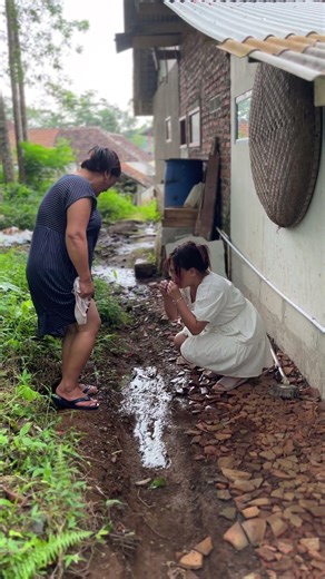 #funny #humor squatting with standing up friend