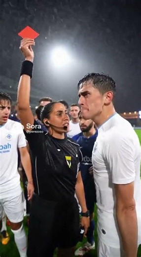 The player is angry at the referee in the middle of the match😡☠️ ##referee #football#viralshorts