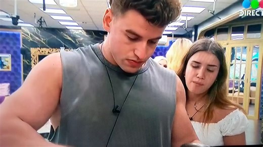 Ayer Lolo le dijo que su novio afuera se podría ofender por lo que está haciendo Lola con Manuel y a la mina claramente le valió pico, así que o es weona o usa el shippeo como juego #granhermano